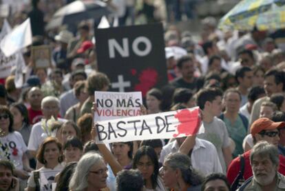 Miles de personas participan en México en la marcha contra la violencia convocada por el poeta Javier Sicilia tras el asesinato de su hijo.