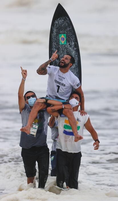 Ítalo Ferreira comemora a vitória no Japão. Brasileiro é o primeiro campeão olímpico da história.