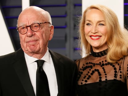 Rupert Murdoch y su actual esposa, Jerry Hall, en una fiesta en Beverly Hills en febrero de 2019.