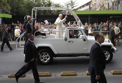 Durante su estancia, el pontífice celebrará misas masivas en las ciudades de Santiago, Temuco e Iquique y sostendrá encuentros con autoridades y representantes de la Iglesia católica y de la sociedad civil. En la imagen, el Papa durante su recorrido por las calles de Santiago (Chile), el 15 de enero de 2018.