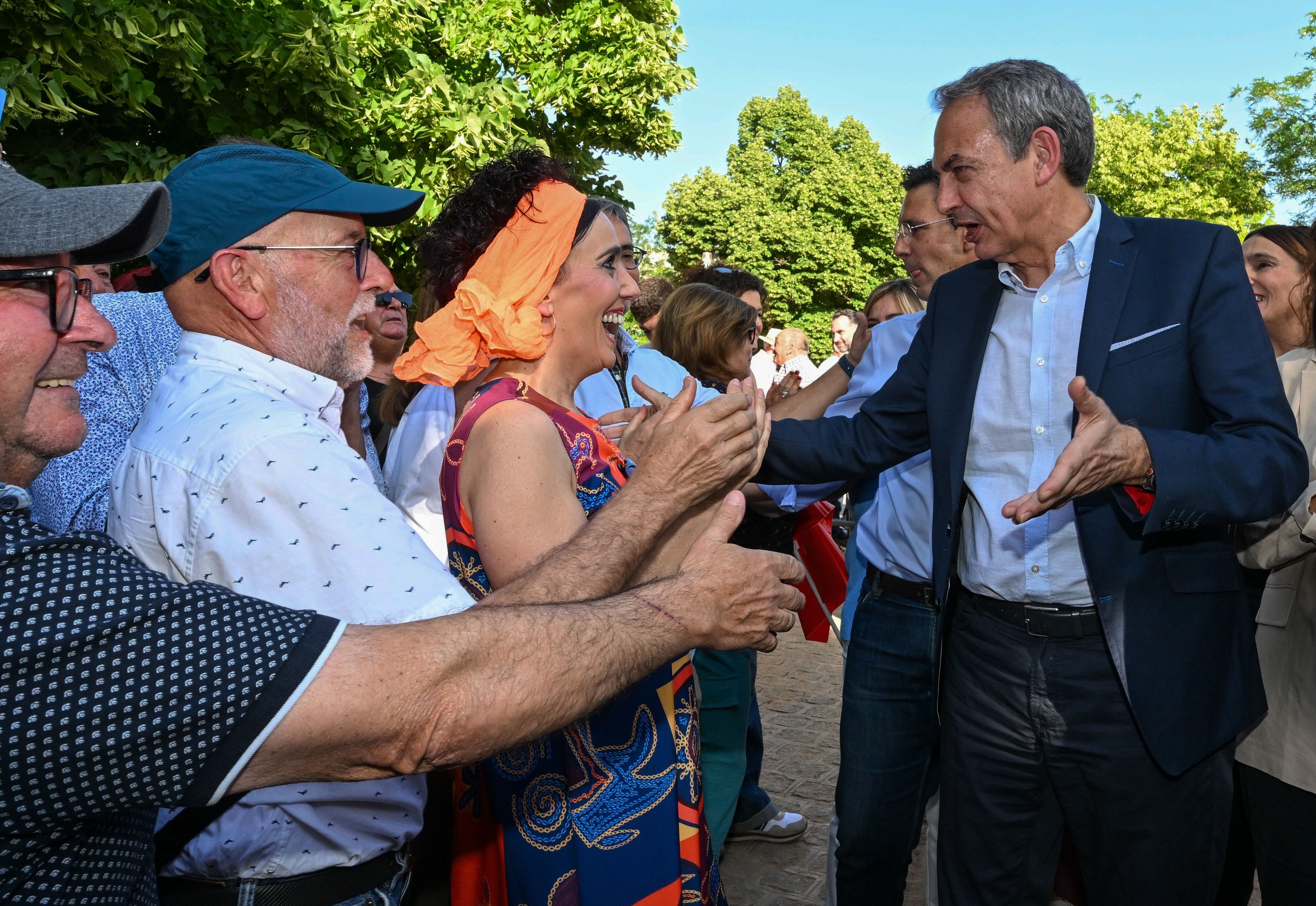 El expresidente del Gobierno José Luis Rodríguez Zapatero (derecha) participa en un acto del PSOE en el parque Federico García Lorca en Granada, el 29 de mayo. 