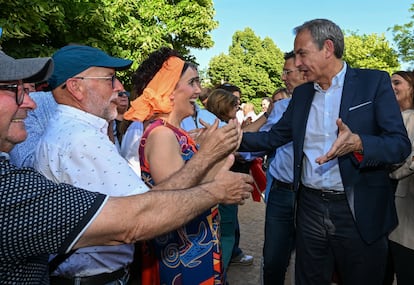 El expresidente del Gobierno José Luis Rodríguez Zapatero (derecha) participa en un acto del PSOE en el parque Federico García Lorca en Granada, el 29 de mayo. 
