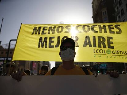 Manifestantes durante la protesta a favor de Madrid Central, el pasado junio. 