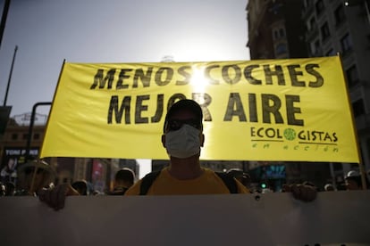 Manifestantes durante la protesta a favor de Madrid Central, el pasado junio. 