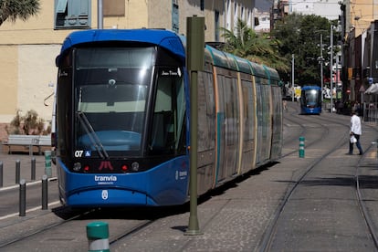 SANTA CRUZ DE TENERIFE, 15/07/2020.- El servicio de tranvía de santa Cruz de Tenerife se ha visto interrumpido este miércoles por el apagón eléctrico que ha afectado a la isla de Tenerife. EFE/ Miguel Barreto