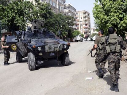 Fuerzas de seguridad toman posiciones en Diyarbakir, este martes.