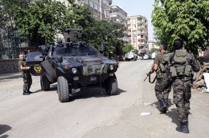 Fuerzas de seguridad toman posiciones en Diyarbakir, este martes.