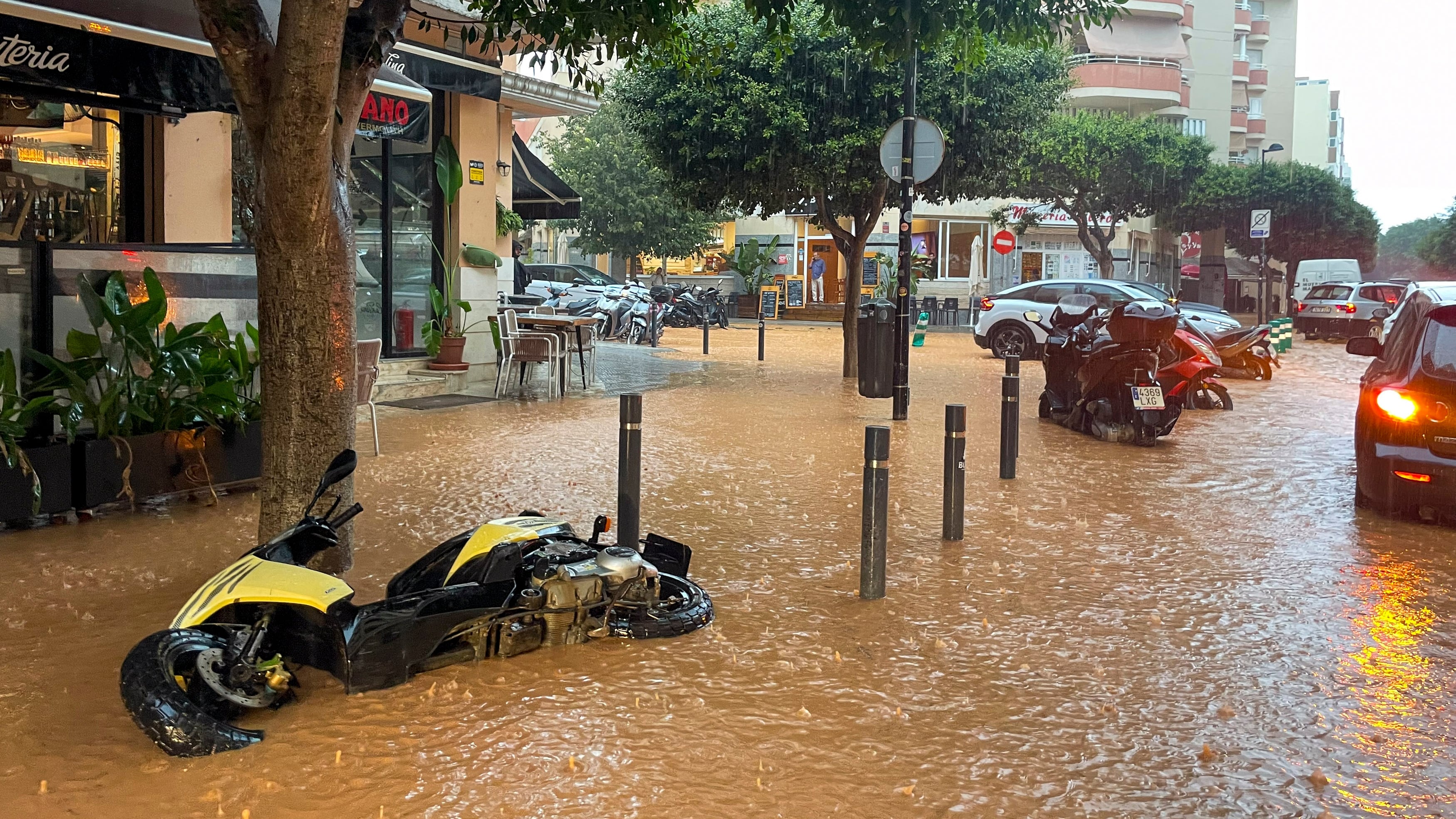 El temporal que azota Ibiza y Formentera deja dos personas heridas de gravedad por caídas sufridas en la calle 
