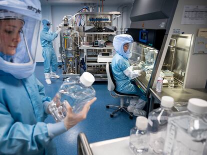 Empleados de la empresa alemana BioNTech trabajan en la fabricación del ARN de la vacuna contra la covid-19, en marzo de 2021.