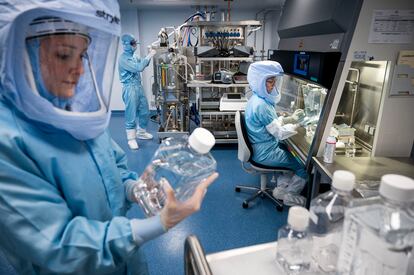 Empleados de la empresa alemana BioNTech trabajan en la fabricación del ARN de la vacuna contra la covid-19, en marzo de 2021.