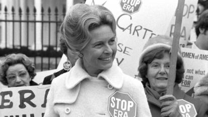 A ativista Phyllis Schlafly se manifestando contra a Emenda pela Igualdade de Direitos em frente à Casa Branca em 4 de fevereiro de 1977.