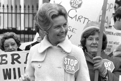 La activista Phyllis Schlafly manifestándose contra la Enmienda por la Igualdad de Derechos frente a la Casa Blanca el 4 de febrero de 1977.
 