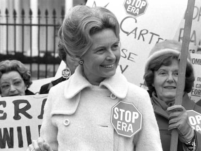 A ativista Phyllis Schlafly se manifestando contra a Emenda pela Igualdade de Direitos em frente à Casa Branca em 4 de fevereiro de 1977.