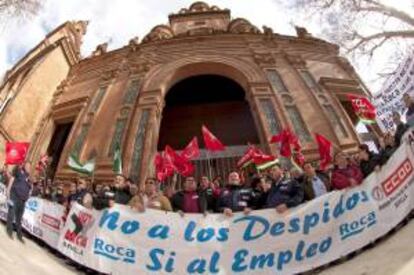 ESPAÑA ROCA DESPIDOS:GRA119. SEVILLA, 19/01/2013.- Más de 1.500 personas se han manifestado hoy en Sevilla en contra del cierre de la planta de Roca en Alcalá de Guadaíra (Sevilla) y para denunciar la estrategia de la empresa para "deslocalizar" la producción hacia otros países con mano de obra más barata. En la manifestación han participado concejales de todos los partidos que integran la corporación municipal de Alcalá de Guadaíra, encabezados por el alcalde, el socialista Antonio Gutiérrez Limones, y representantes municipales también de todos los partidos del Ayuntamiento de Sevilla, así como dirigentes sindicales como el secretario general de CCOO-Andalucía, Francisco Carbonero. EFE/Raúl Caro