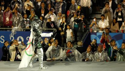 Llega la bandera de los Juegos Olímpicos a Trocadero.