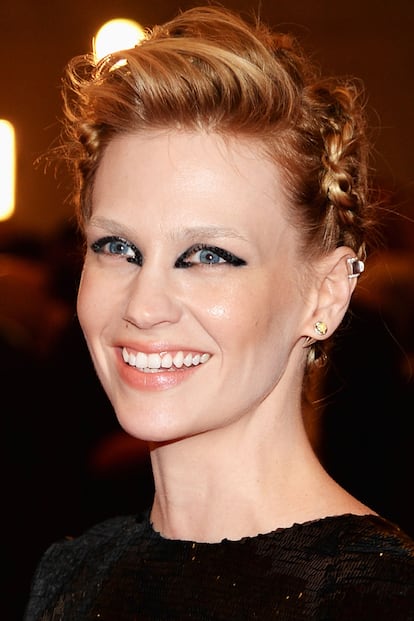 January Jones también se decantó por un mini tupé que acompañó con mini trenzas en ambos laterales.