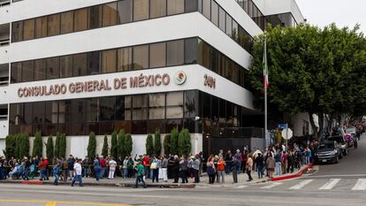 Ciudadanos afuera del Consulado de México en Los Ángeles, el 2 de junio de 2024.