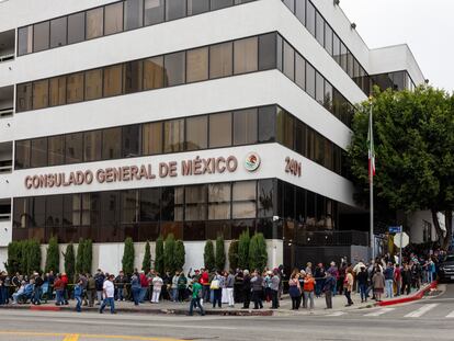 Ciudadanos afuera del Consulado de México en Los Ángeles, el 2 de junio de 2024.