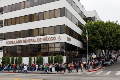 Ciudadanos afuera del Consulado de México en Los Ángeles, el 2 de junio de 2024.