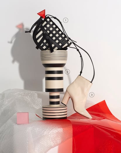 <b><p>Líneas geométricas</b></p>
1. Bolso Gate Grid, de Loewe (1.700 euros). 2. Jarrón de cerámica blanco y negro con diseño de Ettore Sottsass (a la venta en Batavia; 775 euros). 3. Botín con cierre metálico lateral de Jimmy Choo (895 euros).
