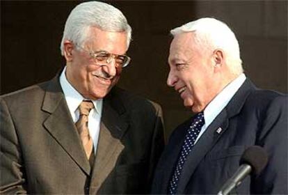 El jefe del Gobierno palestino, Abu Mazen (izquierda), y el primer ministro israelí, Ariel Sharon, ayer en Jerusalén.