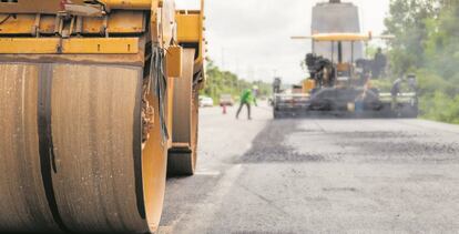 Trabajadores en la construcción de una carretera.