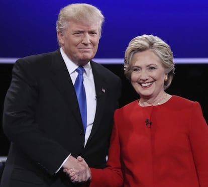 TR05 NUEVA YORK (ESTADOS UNIDOS) 08/11/2016.- La candidata Demócrata a la presidencia, Hillary Clinton (d), y el candidato Republicano a la presidencia, Donald Trump (i), jposan durante el debate presidencial celebrado en la Universidad de Hofstra en Hempstead, Nueva York (Estados Unidos), el pasado 26 de septiembre de 2016. Más de 200 millones de estadounidenses están llamados a las urnas este martes para elegir al presidente que tendrán durante cuatro años, renovar el total de los 435 miembros de la Cámara de Representantes, un tercio de los cien senadores federales y seleccionar a sus gobernadores en 12 estados. EFE/Justin Lane