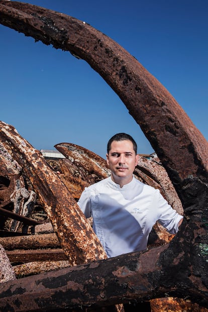 Julio Vázquez, en el cementerio de anclas de Barbate, donde reposan las piezas de la almadraba de año en año.