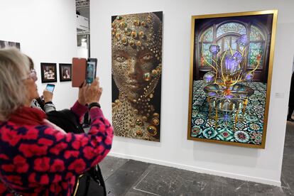 Asistentes a la feria de arte ARCO de Madrid fotografían el pasado día 8 dos obras de la artista Marina Núñez creadas con ayuda de la Inteligencia Artificial (IA).