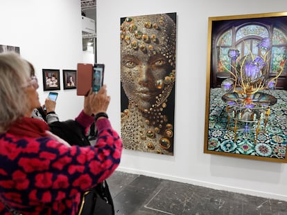 Asistentes a la feria de arte ARCO de Madrid fotografían el pasado día 8 dos obras de la artista Marina Núñez creadas con ayuda de la Inteligencia Artificial (IA).
