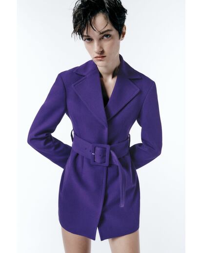 Zara. Esta blazer en intenso púrpura ejercerá de ‘dos en uno’ en armarios que demanden funcionalidad sin restar tendencia. Si en solitario serve de elegante vestido junto a un pantalón formará el tándem perfecto de entretiempo.