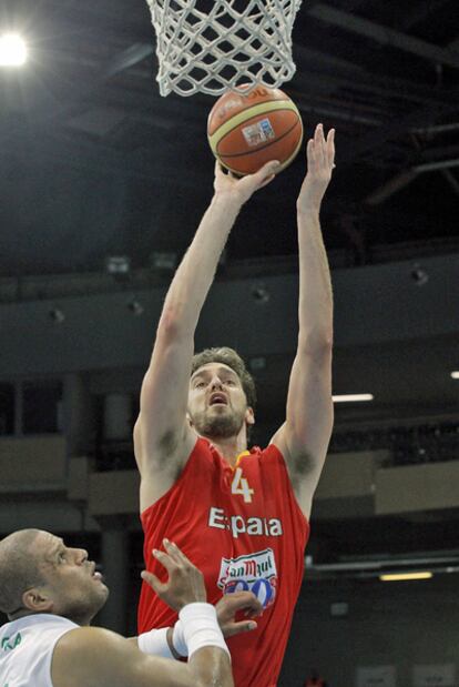 Pau Gasol lanza a canasta ante Évora.