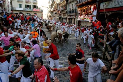 Corredores durante el sexto encierro de San Fermín por las calles de Pamplona.