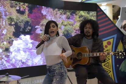 La música en directo la pone, este año, el espacio de Colombia, uno de los más animados del pabellón 3. De hecho, contará con actuaciones durante toda la feria (sábado y domingo inlcuidos), como la que ha protagonizado este miércoles la cantante Martina La Peligrosa.