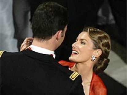 El príncipe Felipe y su prometida, Letizia Ortiz, bailan durante la fiesta nupcial del príncipe Federico de Dinamarca y Mary Donaldson, celebrada el viernes por la noche en Copenhague.