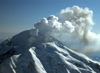 El volcán Redoubt, en Alaska, ha comenzado a expulsar columnas de ceniza tras dos décadas de inactividad.