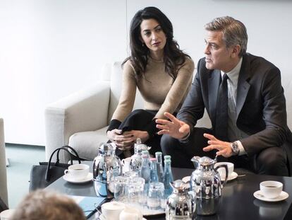 Angela Merkel, George Clooney y su esposa Amal, en Berlín.