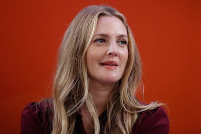 Con una larguísima carrera a sus espaldas desde que se hiciera un nombre con su papel en E.T. El extraterrestre, Drew Barrymore recordó en una entrevista cómo una audición se convirtió en uno de los puntos más bajos de su trayectoria. “No pensaban que era digna para hacer la prueba con el director de casting y me metieron en un sótano con un asistente. Era una escena en la que tenía que hacer un gesto sexy con la mano del tipo, pero no había nadie y me lo tuve que hacer yo misma. Fue la experiencia más humillante que he vivido en mi carrera. Pensaba, ‘Aquí estoy un domingo con un asistente metiéndome el dedo en la boca. Este es un nuevo punto bajo”.