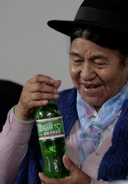 Antonia Rodríguez, ministra boliviana de Desarrollo Productivo y Economía Plural, sostiene una botella de Coca Brynco, bebida a base de hoja de coca.