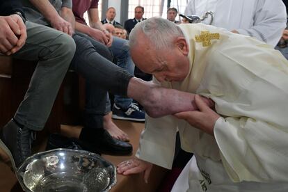 El papa Francisco celebra una misa del Jueves Santo en la prisión de Velletri cerca de Roma, en la que lavó los pies de 12 detenidos. El papa recordó que se trataba de un gesto antaño reservado a los "esclavos" para recibir al visitante que llegaba a la casa.