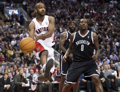 John Lucas lll, de los Raptors, con el balón