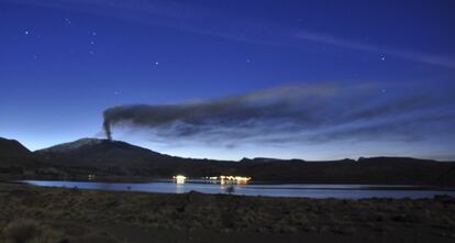 Columna de humo del Copahue vista desde Caviahue. 