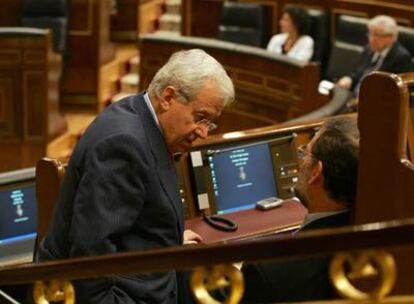 El diputado de UPN Jaime Ignacio del Burgo habla con Mariano Rajoy en el Congreso.