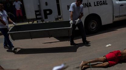 Imágen de archivo en la que unos agentes recogen el cuerpo de un hombre asesinado en Natal (Brasil).