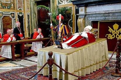 El presidente de Italia, Carlo Azeglio Ciampi, rinde tributo ante el cuerpo de Juan Pablo II en la sala Clementina del Palacio Apostólico.