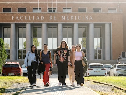 Estudiantes ante la Facultad de Medicina de la Universidad Complutense de Madrid, el lunes.