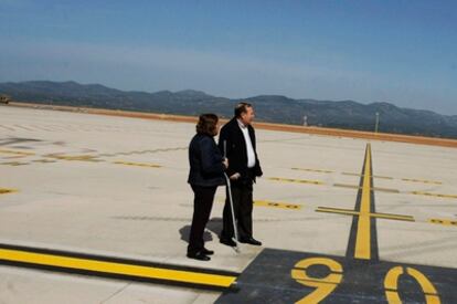 Dos visitantes, en las instalaciones del aeropuerto de Castellón.