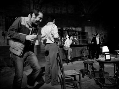 Escena de <i>La presa,</i> de Conor McPherson, que se representa en la Biblioteca de Cataluña.