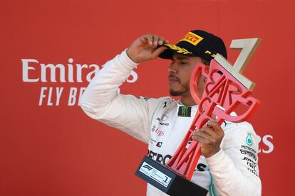 Hamilton sujeta el trofeo del Gran Premio de España disputado en Montmeló. 