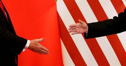 Donald Trump y Xi Jinping, a punto de darse la mano, el pasado 9 de noviembre en Pek&iacute;n (China).